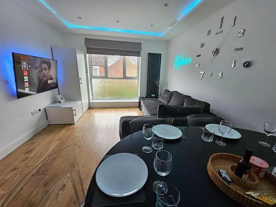 Neon Heights 2 Bed Luton Town Centre Apartment