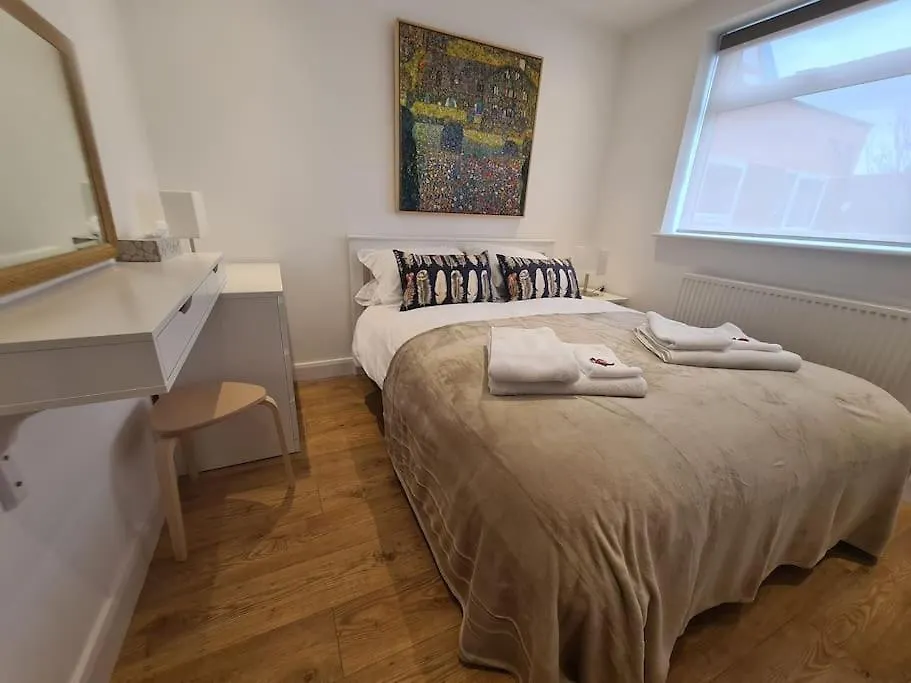 Neon Heights 2 Bed Luton Town Centre Apartment United Kingdom