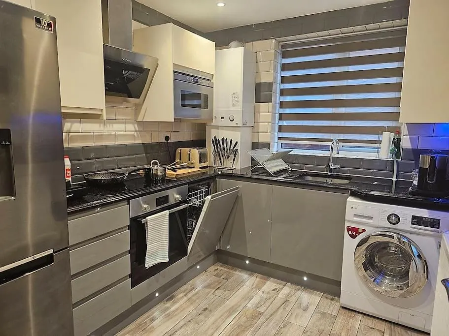 Neon Heights 2 Bed Luton Town Centre Apartment