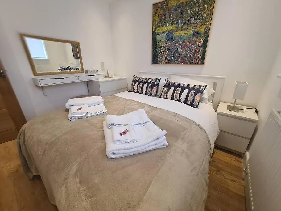 Neon Heights 2 Bed Luton Town Centre Apartment