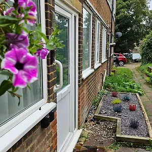 3 Bed House London Airport Parking Apartment